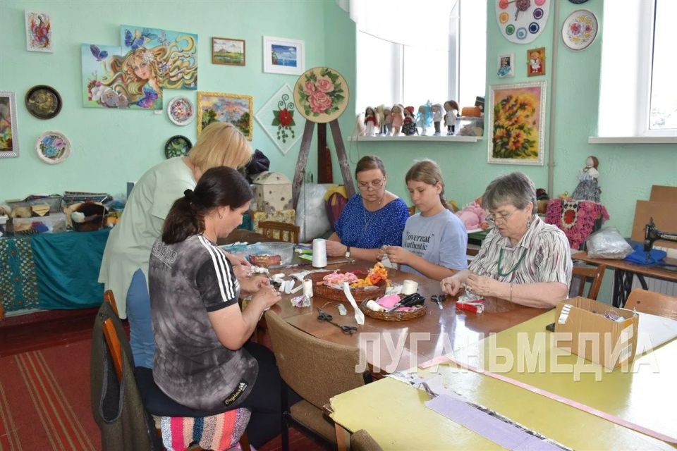 В Кировском городском Дворце культуры состоялась выставка кукол-оберегов «Красота национального костюма» В Кировском городском Дворце культуры состоялась выставка кукол-оберегов «Красота национального костюма»