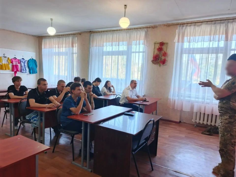 Герои среди нас: студенты Брянковского колледжа встретились с участником СВО Герои среди нас: студенты Брянковского колледжа встретились с участником СВО