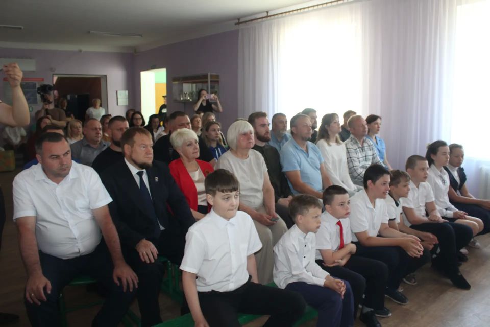 В школе поселка Металлист открыли Парту Героя в память о журналистах ВГТРК В школе поселка Металлист открыли Парту Героя в память о журналистах ВГТРК