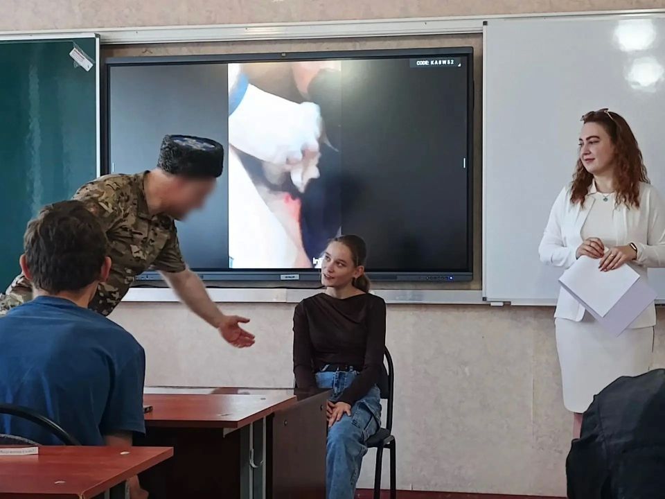 Герои среди нас: студенты Брянковского колледжа встретились с участником СВО Герои среди нас: студенты Брянковского колледжа встретились с участником СВО