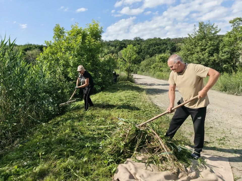 В пгт Городище, на берегу пруда речки Белая по ул. Маяковского отделом по обеспечению жизнедеятельности пгт Городище, с. Малоивановка были организованы и проведены работы по устройству подъезда с площадкой размером 12 х 25... В пгт Городище, на берегу пруда речки Белая по ул. Маяковского отделом по обеспечению жизнедеятельности пгт Городище, с. Малоивановка были организованы и проведены работы по устройству подъезда с площадкой размером 12 х 25...
