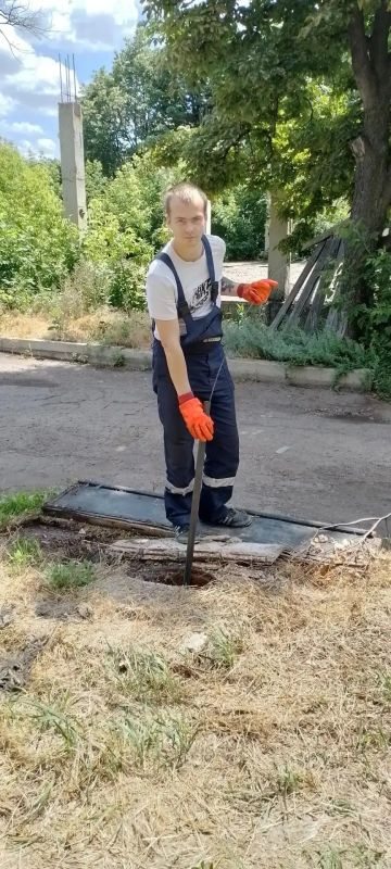 В Красном Луче продолжаются работы по благоустройству и обслуживанию сетей В Красном Луче продолжаются работы по благоустройству и обслуживанию сетей
