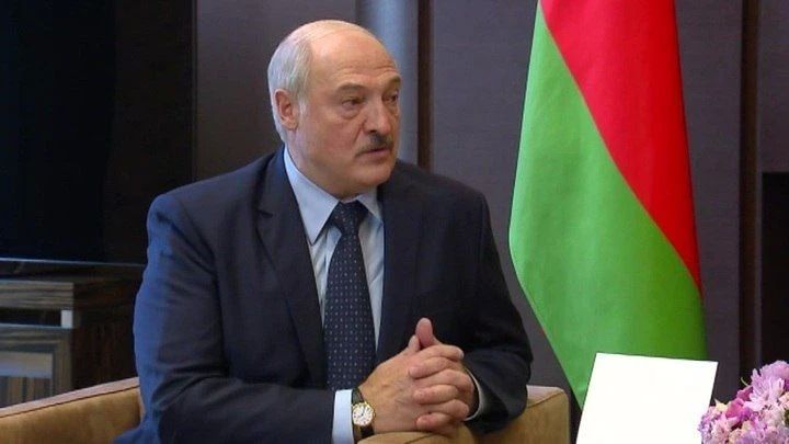 Лукашенко требует честного ответа Киева по атаке дрона на автобус с белорусскими детьми