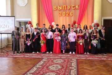 В Стаханове прошел трогательный выпускной вечер школы-интерната №2