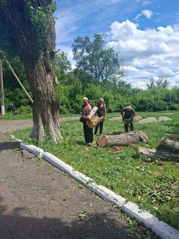 18 июня в пгт Центральный прошел субботник 18 июня в пгт Центральный прошел субботник