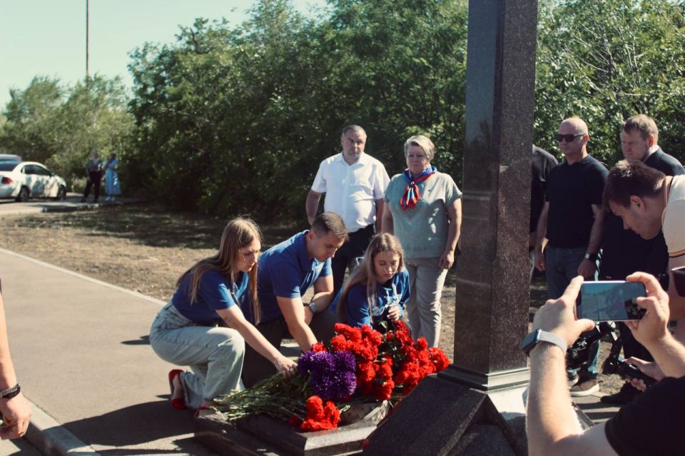 Молодогвардейцы ЛНР почтили память погибших журналистов ВГТРК Антона Волошина и Игоря Корнелюка Молодогвардейцы ЛНР почтили память погибших журналистов ВГТРК Антона Волошина и Игоря Корнелюка