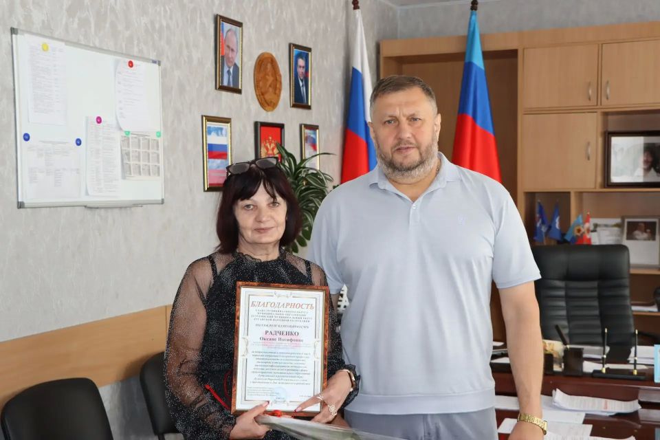 Глава Лутугинского округа поздравил медиков с профессиональным праздником Глава Лутугинского округа поздравил медиков с профессиональным праздником