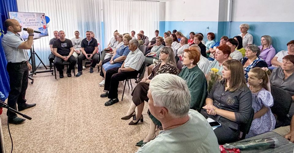 В Новосветловском районном Доме культуры состоялось праздничное мероприятие «Наша надежда и опора», посвященное Дню медицинского работника В Новосветловском районном Доме культуры состоялось праздничное мероприятие «Наша надежда и опора», посвященное Дню медицинского работника
