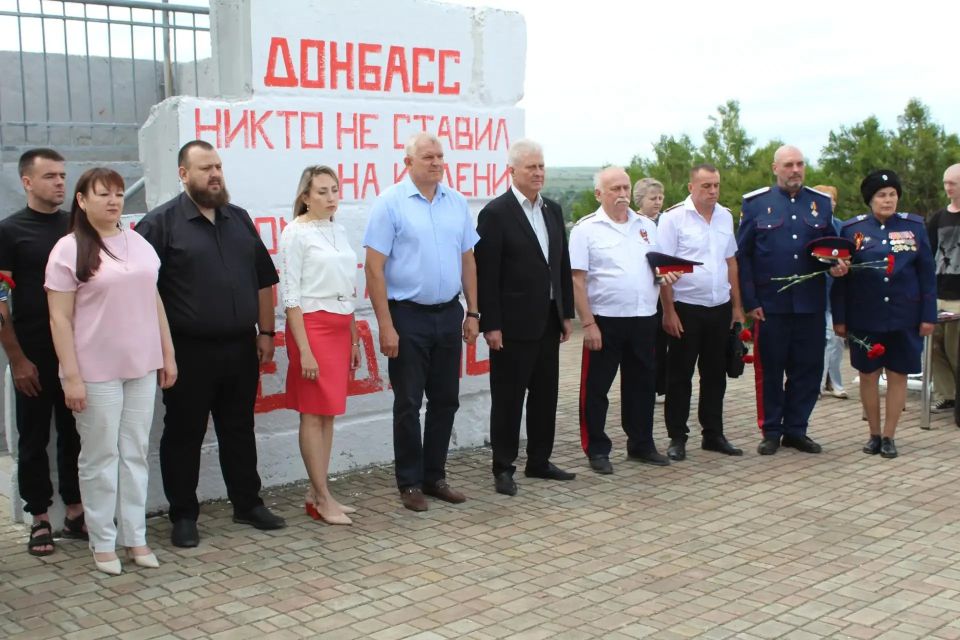 Сегодня, в преддверии особой памятной даты, мы собрались у мемориала памяти погибших краснодонских ополченцев и бойцов Народной милиции — в месте, где когда-то наши люди встали на защиту родной земли Сегодня, в преддверии особой памятной даты, мы собрались у мемориала памяти погибших краснодонских ополченцев и бойцов Народной милиции — в месте, где когда-то наши люди встали на защиту родной земли