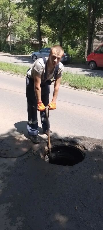 Специалисты Краснолучского департамента «Луганскводы» продолжают работы по обслуживанию городской канализационной инфраструктуры Специалисты Краснолучского департамента «Луганскводы» продолжают работы по обслуживанию городской канализационной инфраструктуры