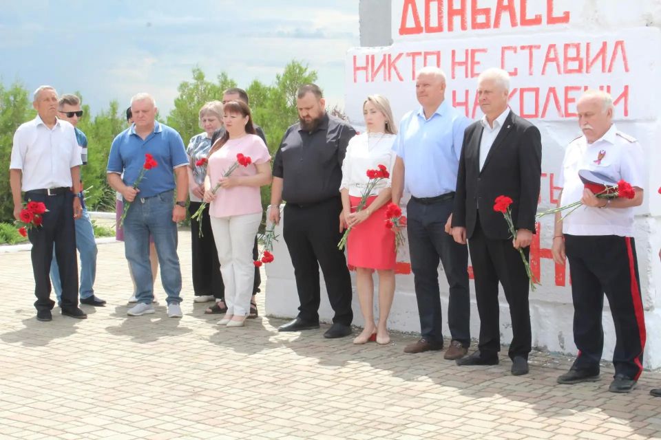Сегодня, в преддверии особой памятной даты, мы собрались у мемориала памяти погибших краснодонских ополченцев и бойцов Народной милиции — в месте, где когда-то наши люди встали на защиту родной земли Сегодня, в преддверии особой памятной даты, мы собрались у мемориала памяти погибших краснодонских ополченцев и бойцов Народной милиции — в месте, где когда-то наши люди встали на защиту родной земли