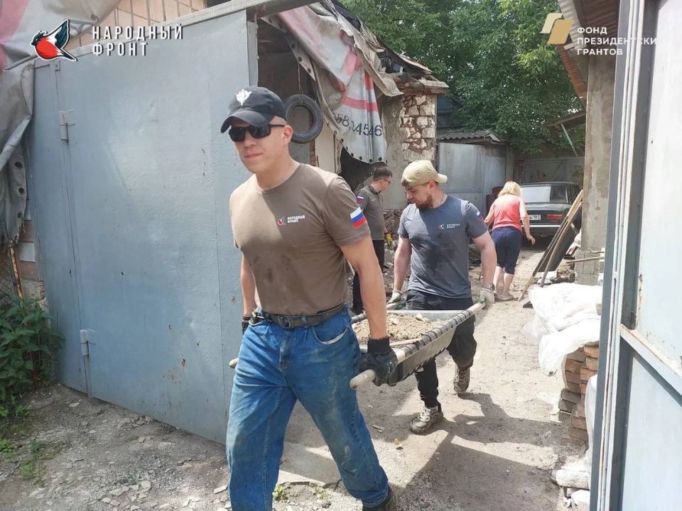 Молодёжка НФ совместно с РИК НФ ЛНР приехали по заявке и демонтировали обвалившуюся стену заброшенного здания, которая рухнула ещё три года назад на территорию жилого двора Молодёжка НФ совместно с РИК НФ ЛНР приехали по заявке и демонтировали обвалившуюся стену заброшенного здания, которая рухнула ещё три года назад на территорию жилого двора