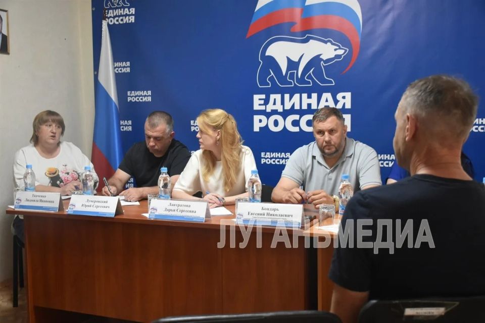 Сенатор Совета Федерации от ЛНР Дарья Лантратова провела прием граждан в Лутугино Сенатор Совета Федерации от ЛНР Дарья Лантратова провела прием граждан в Лутугино