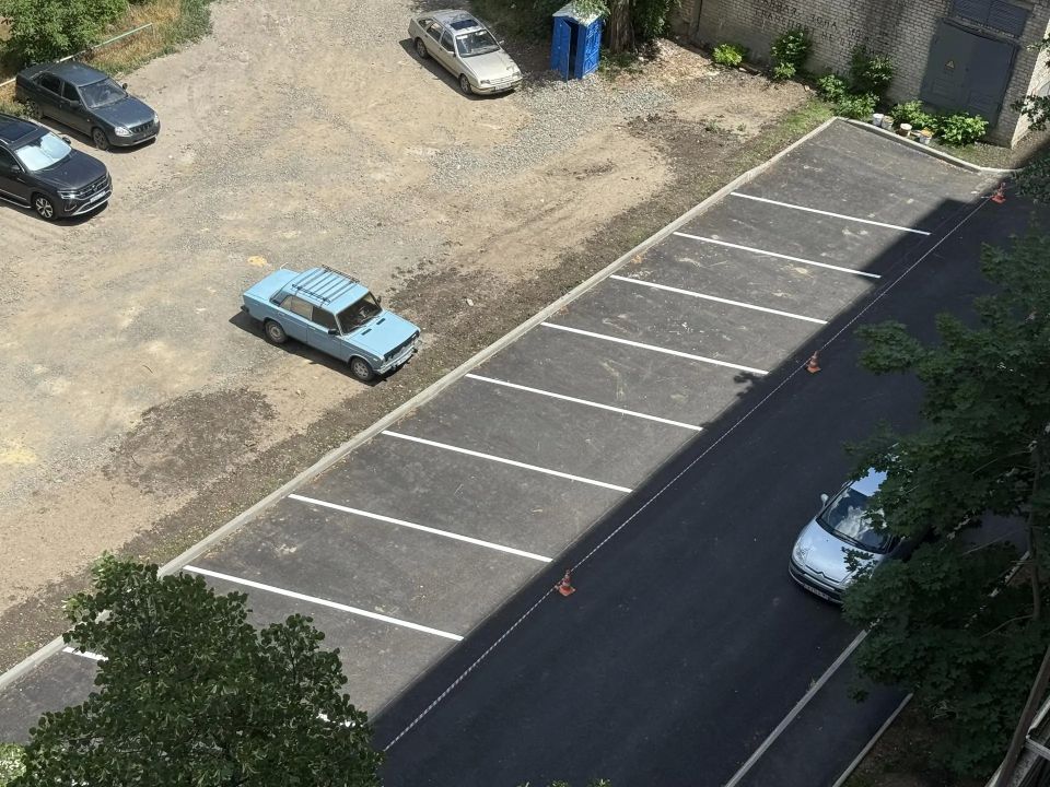 В Краснодоне завершается обновление придомовой территории на улице Артема В Краснодоне завершается обновление придомовой территории на улице Артема