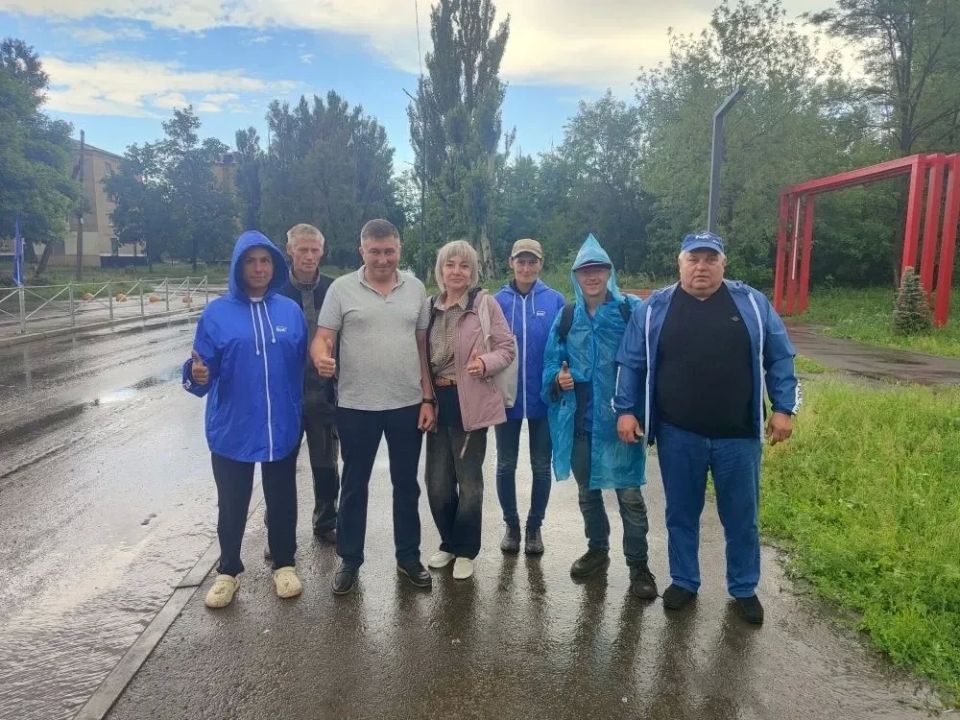 В Красном Луче прошел субботник в парке между 2-м и 3-м микрорайонами