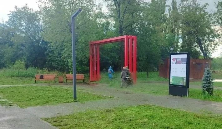 В Красном Луче прошел субботник в парке между 2-м и 3-м микрорайонами В Красном Луче прошел субботник в парке между 2-м и 3-м микрорайонами