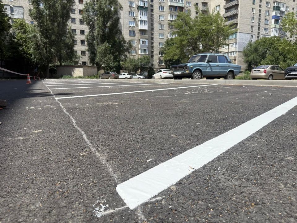 В Краснодоне завершается обновление придомовой территории на улице Артема В Краснодоне завершается обновление придомовой территории на улице Артема