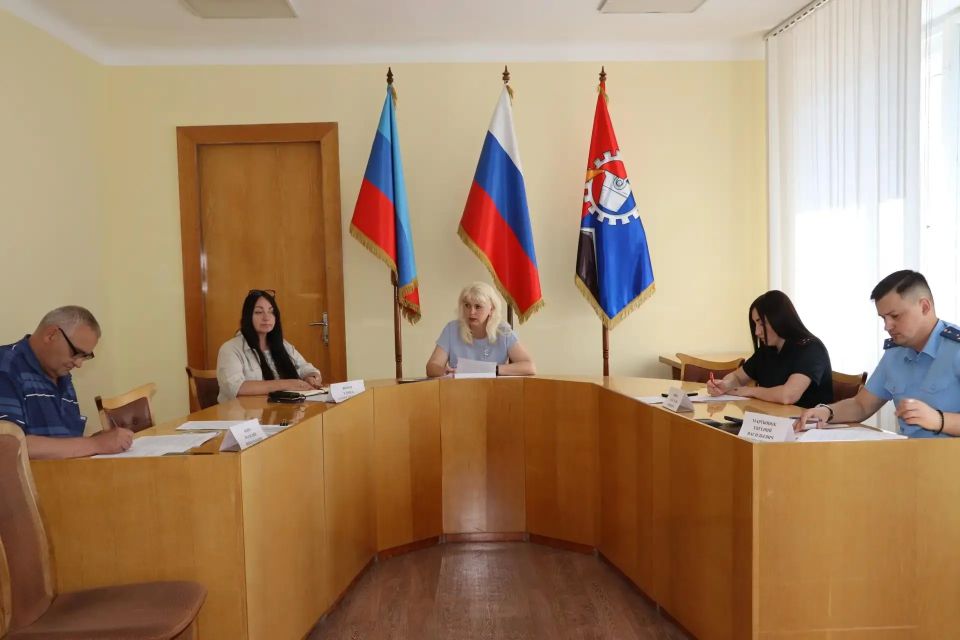В Администрации городского округа под председательством первого заместителя Главы городского округа Светланы Небесской с участием и.о. прокурора города Стаханова юриста 2 класса Евгения Мартынюка состоялось заседание... В Администрации городского округа под председательством первого заместителя Главы городского округа Светланы Небесской с участием и.о. прокурора города Стаханова юриста 2 класса Евгения Мартынюка состоялось заседание...