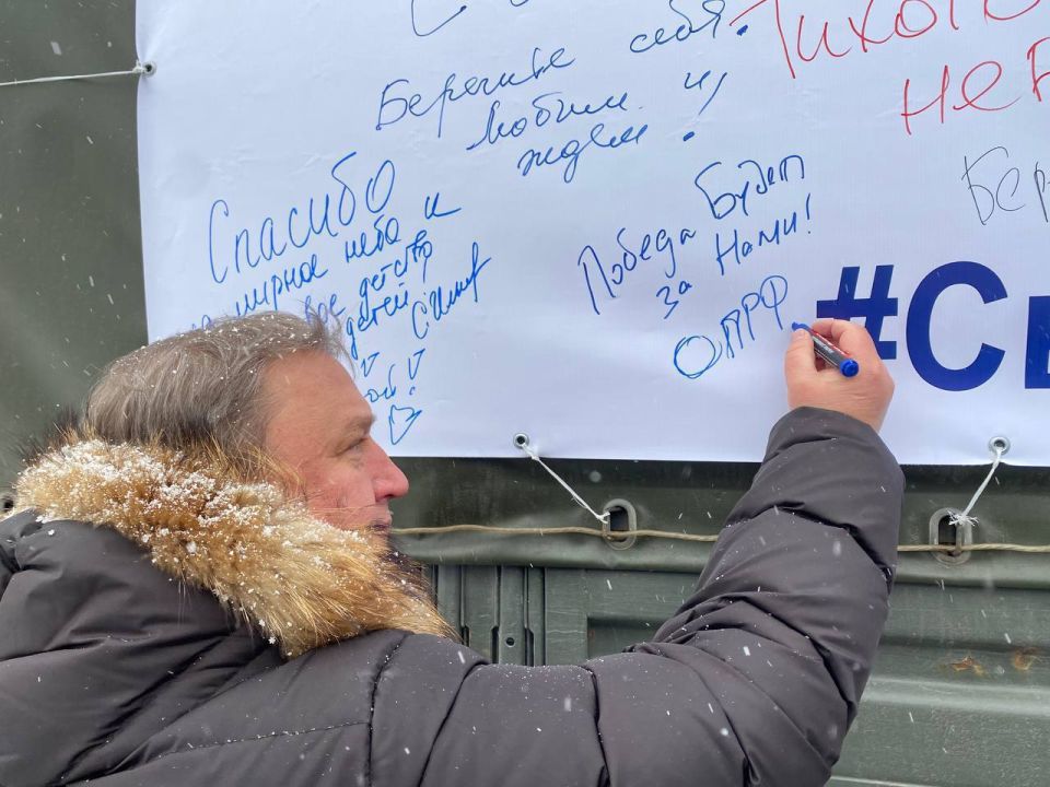 От гуманитарных миссий до платков с фольклорными образами: как Комиссия ОП РФ по культуре поддерживала новые субъекты и формировала культурное пространство страны От гуманитарных миссий до платков с фольклорными образами: как Комиссия ОП РФ по культуре поддерживала новые субъекты и формировала культурное пространство страны