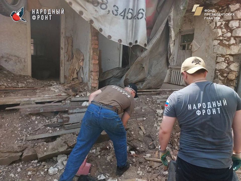 Молодёжка НФ совместно с РИК НФ ЛНР приехали по заявке и демонтировали обвалившуюся стену заброшенного здания, которая рухнула ещё три года назад на территорию жилого двора