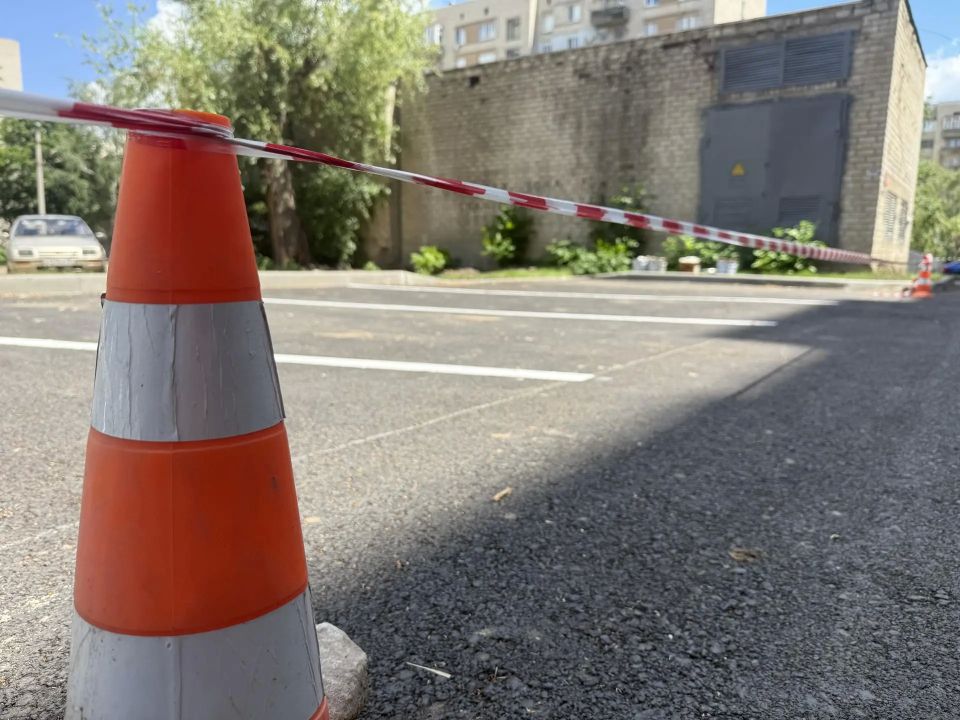В Краснодоне завершается обновление придомовой территории на улице Артема