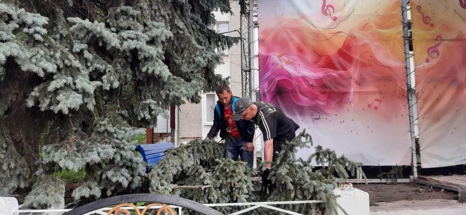 В Ровеньках продолжают работать над устранением последствий стихии В Ровеньках продолжают работать над устранением последствий стихии