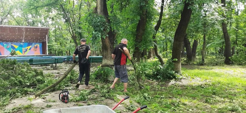 В Ровеньках продолжают работать над устранением последствий стихии В Ровеньках продолжают работать над устранением последствий стихии