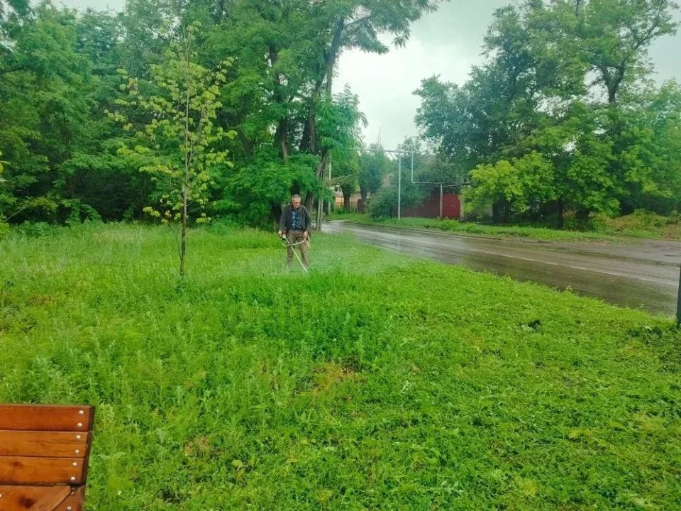 В Красном Луче прошел субботник в парке между 2-м и 3-м микрорайонами В Красном Луче прошел субботник в парке между 2-м и 3-м микрорайонами