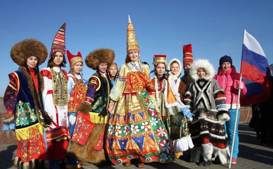 Россия дружная страна!. На территории России сотни лет в единстве живет множество народов, поэтому именно в нашей стране сложилось правильное представление о том, каким должно быть взаимодействие между разными народами, у...