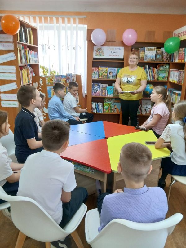 В рамках реализации Программы Десятилетия детства в России, библиотекари центральной библиотеки пригласили юных пользователей принять участие в литературно-игровом калейдоскопе "Звонкое лето – детства планета"