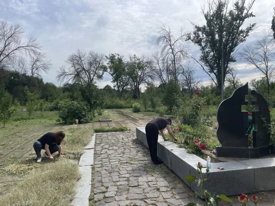 В преддверии памятной даты «Дня памяти и скорби» активисты местного отделения ВПП «Единая Россия» провели субботники в Молодогвардейском городском парке у Памятного знака «Погибшим ополченцам и мирным жителям города... В преддверии памятной даты «Дня памяти и скорби» активисты местного отделения ВПП «Единая Россия» провели субботники в Молодогвардейском городском парке у Памятного знака «Погибшим ополченцам и мирным жителям города...