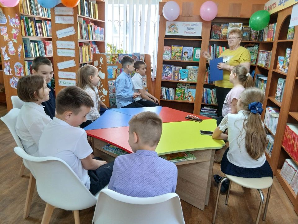 В рамках реализации Программы Десятилетия детства в России, библиотекари центральной библиотеки пригласили юных пользователей принять участие в литературно-игровом калейдоскопе "Звонкое лето – детства планета" В рамках реализации Программы Десятилетия детства в России, библиотекари центральной библиотеки пригласили юных пользователей принять участие в литературно-игровом калейдоскопе "Звонкое лето – детства планета"