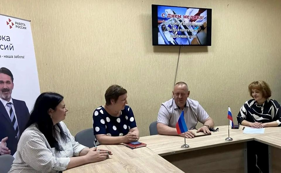 В преддверии Дня медицинского работника Председатель Совета Павел Гречишкин вручил благодарности главному врачу ГБУЗ «НЦРБ» ЛНР Ольге Воронцовой и старшей медицинской сестре Наталье Фурсо за многолетний добросовестный труд в...