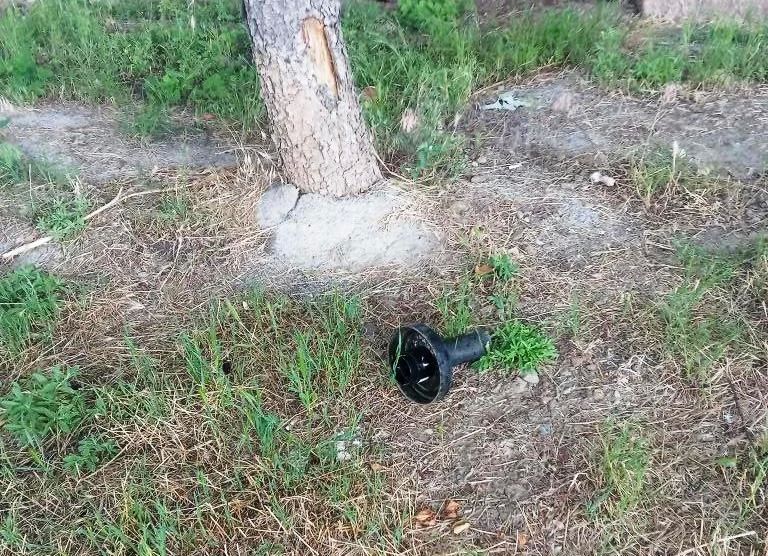 В Антраците на аллее центрального сквера произошёл акт вандализма: разбиты светильники наружного освещения В Антраците на аллее центрального сквера произошёл акт вандализма: разбиты светильники наружного освещения