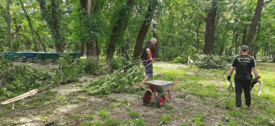 Последствия непогоды в Парке Героев: Уборка и восстановление продолжаются! Последствия непогоды в Парке Героев: Уборка и восстановление продолжаются!