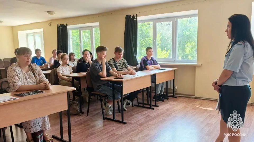 Спасатели МЧС России рассказывают студентам о разных аспектах безопасности Спасатели МЧС России рассказывают студентам о разных аспектах безопасности