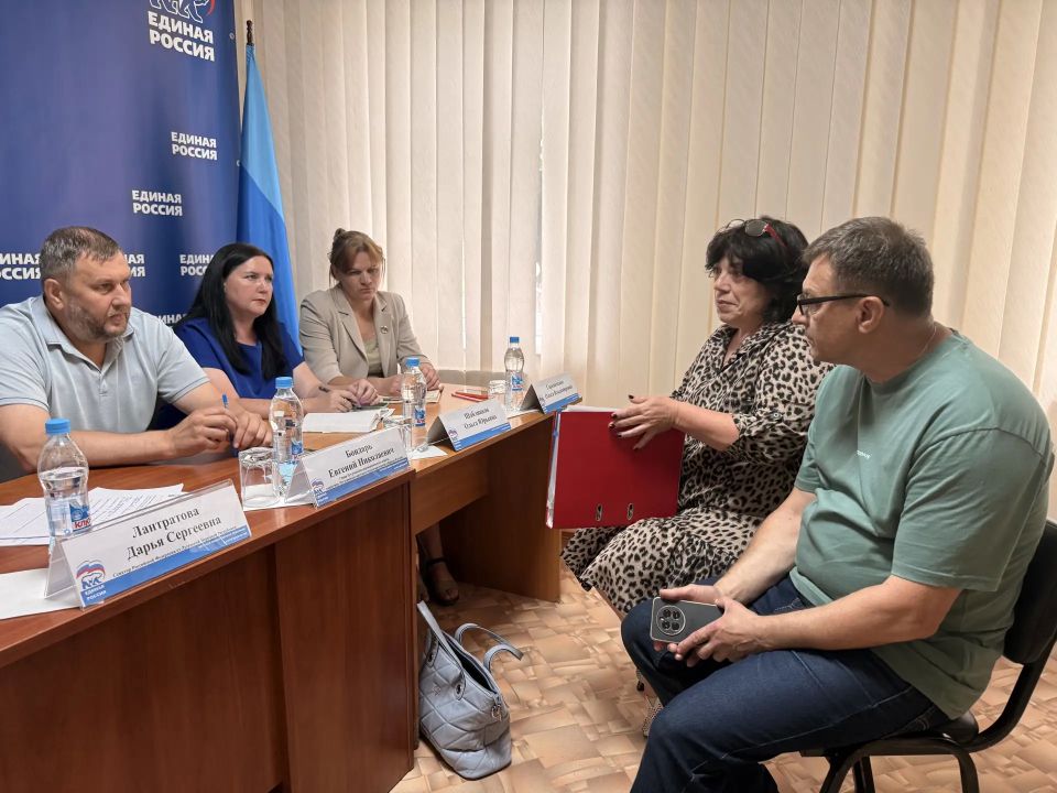 Сенатор РФ Дарья Лантратова провела приём граждан в Лутугино Сенатор РФ Дарья Лантратова провела приём граждан в Лутугино