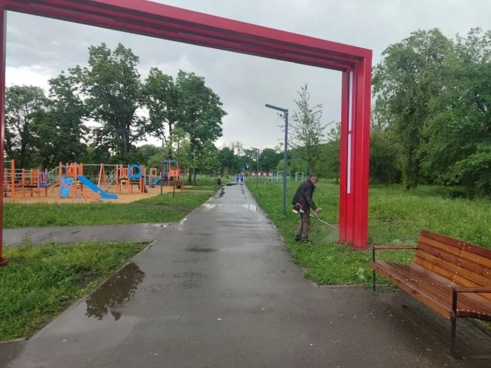 В Красном Луче прошел субботник в парке между 2-м и 3-м микрорайонами В Красном Луче прошел субботник в парке между 2-м и 3-м микрорайонами