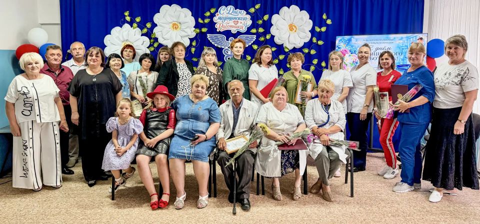 В Новосветловском районном Доме культуры состоялось праздничное мероприятие «Наша надежда и опора», посвященное Дню медицинского работника
