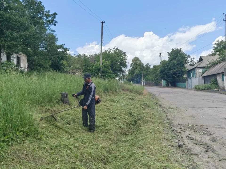 В пгт Городище прошли очередные субботники в которых приняли участие сотрудники отдела по ОЖД пгт Городище, с. Малоивановка, Городищенского фольклорного центра, Городищенской средней школы№ 23, работники благоустройства МУП... В пгт Городище прошли очередные субботники в которых приняли участие сотрудники отдела по ОЖД пгт Городище, с. Малоивановка, Городищенского фольклорного центра, Городищенской средней школы№ 23, работники благоустройства МУП...