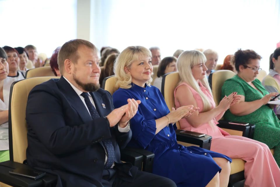 Единая Россия поздравила сотрудников 12-й поликлиники Луганска праздничным концертом Единая Россия поздравила сотрудников 12-й поликлиники Луганска праздничным концертом