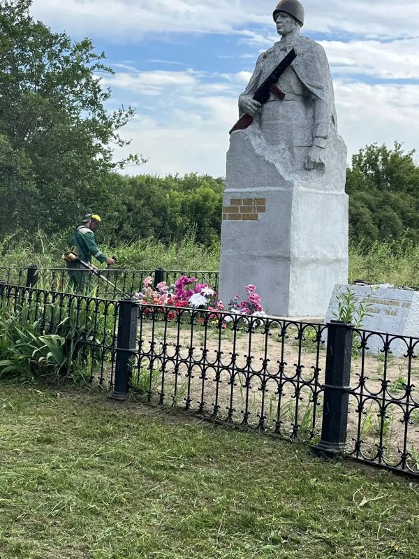 На территории Великочерниговского отдела жизнеобеспечения, в преддверии Дня памяти и скорби – 22 июня, дня начала Великой Отечественной войны (1941 года), производится уборка памятников и покос травы
