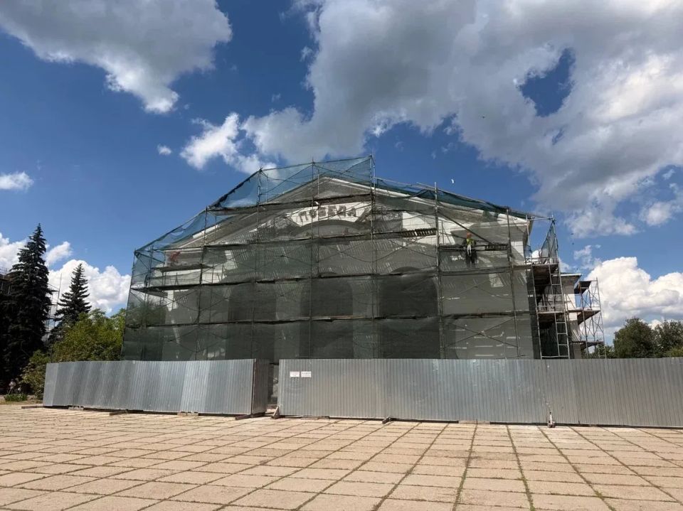Дарья Лантратова: Вместе с «партийным десантом» «Единой России» проверили, как идет капремонт Центра досуга «Победа» в Свердловске Дарья Лантратова: Вместе с «партийным десантом» «Единой России» проверили, как идет капремонт Центра досуга «Победа» в Свердловске