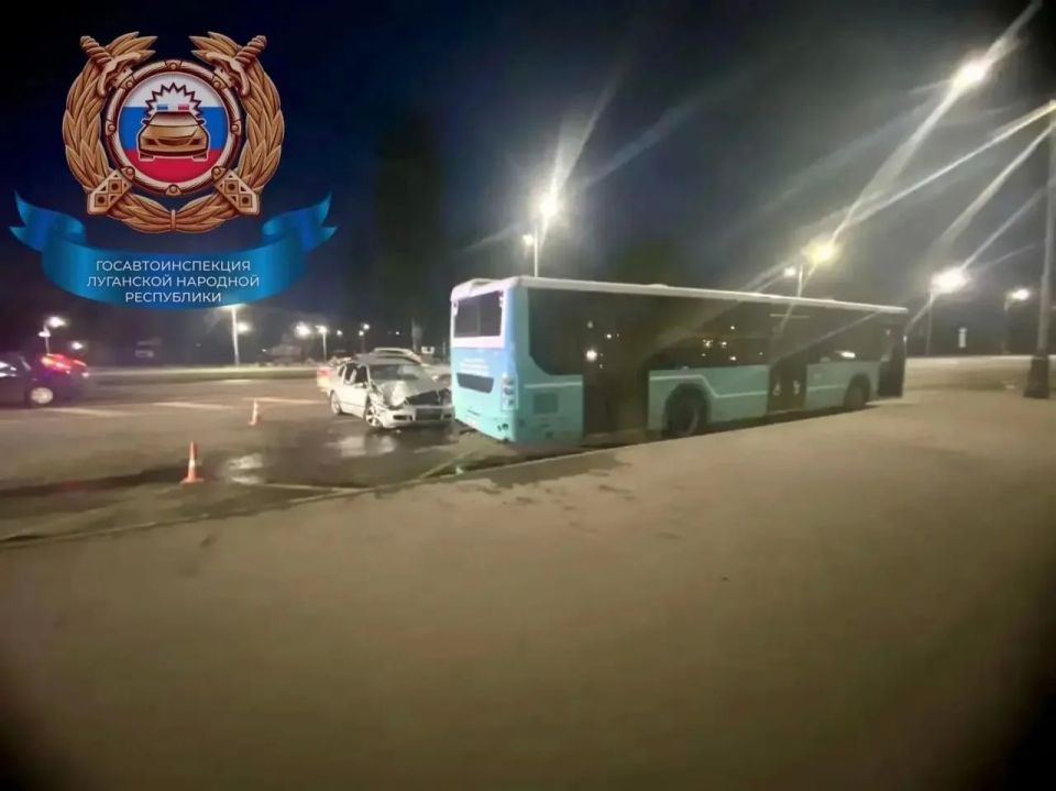 В Луганске водитель «Шкоды» врезался в стоящий на остановке автобус В Луганске водитель «Шкоды» врезался в стоящий на остановке автобус