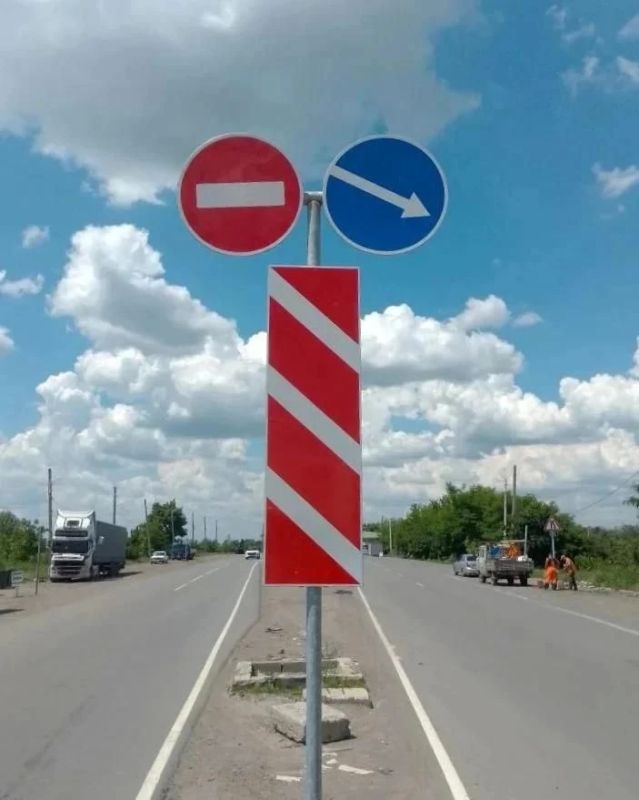 На трассе Антрацит - Должанский обновили дорожные знаки На трассе Антрацит - Должанский обновили дорожные знаки