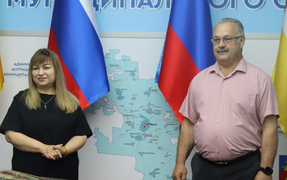 Глава Антрацитовского муниципального округа Сергей Саенко встретился с работниками сферы здравоохранения — людьми, чей самоотверженный труд ежедневно спасает жизни и возвращает здоровье жителям нашего округа Глава Антрацитовского муниципального округа Сергей Саенко встретился с работниками сферы здравоохранения — людьми, чей самоотверженный труд ежедневно спасает жизни и возвращает здоровье жителям нашего округа