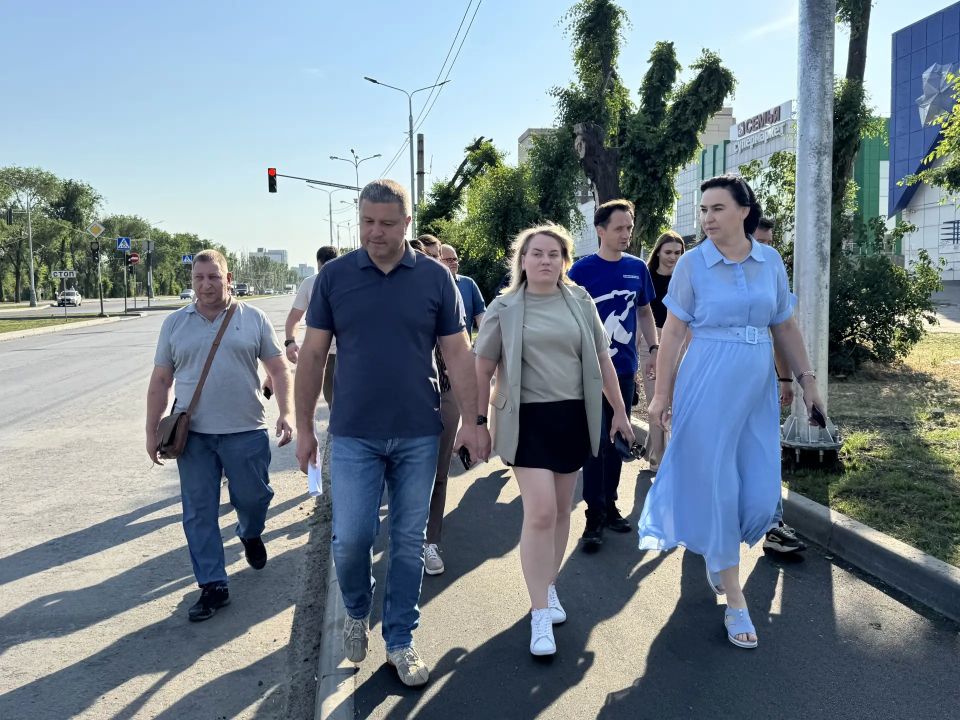 В Луганске продолжается масштабное обновление улицы Буденного В Луганске продолжается масштабное обновление улицы Буденного