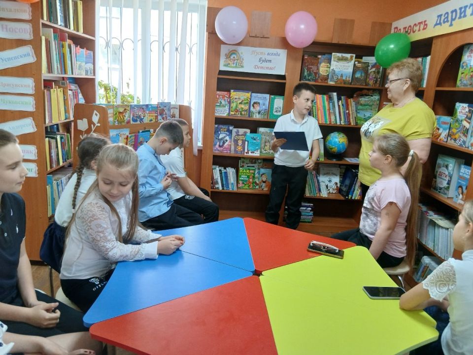 В рамках реализации Программы Десятилетия детства в России, библиотекари центральной библиотеки пригласили юных пользователей принять участие в литературно-игровом калейдоскопе "Звонкое лето – детства планета" В рамках реализации Программы Десятилетия детства в России, библиотекари центральной библиотеки пригласили юных пользователей принять участие в литературно-игровом калейдоскопе "Звонкое лето – детства планета"