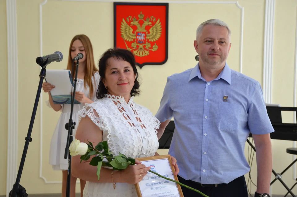 Сердца, дарящие здоровье: в Новоайдаре чествовали медицинских работников! Сердца, дарящие здоровье: в Новоайдаре чествовали медицинских работников!