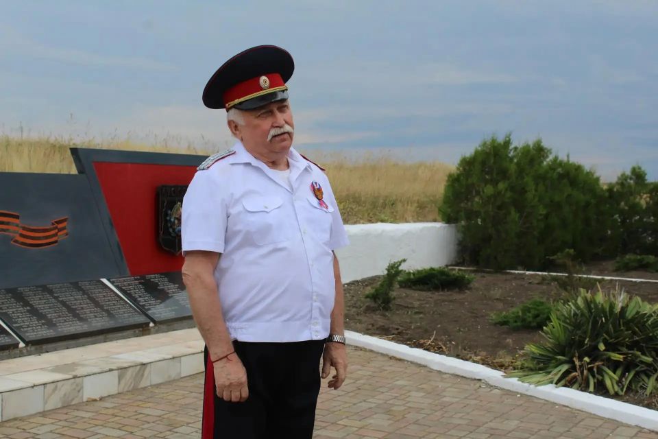 Сегодня, в преддверии особой памятной даты, мы собрались у мемориала памяти погибших краснодонских ополченцев и бойцов Народной милиции — в месте, где когда-то наши люди встали на защиту родной земли Сегодня, в преддверии особой памятной даты, мы собрались у мемориала памяти погибших краснодонских ополченцев и бойцов Народной милиции — в месте, где когда-то наши люди встали на защиту родной земли